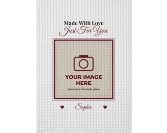 以下が含まれることがあります： ワッフルテクスチャの白いキッチンタオル。Made With Love Just For Youという文字、カメラアイコンとYOUR IMAGE HERE upload your favourite photoという文字が入った中央の四角いフレーム、そして2つの小さなハートに挟まれたSophieという名前がデザインされています。