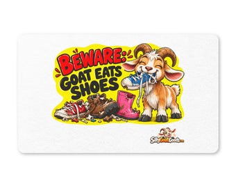 Könnte beinhalten: Eine rechteckige weiße Fußmatte mit einer Zeichentrickziege, die auf einem blauen Turnschuh kaut. Der Text BEWARE: GOAT EATS SHOES steht in roten und schwarzen Buchstaben auf gelbem Grund. Daneben liegen ein roter Turnschuh und ein pinker Stiefel.