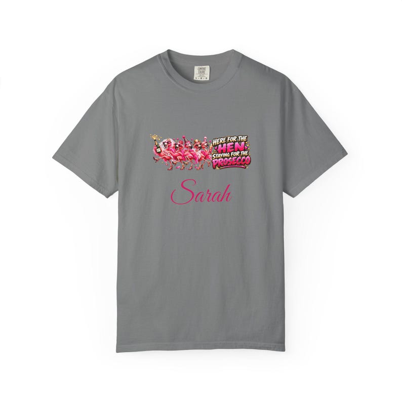T-shirt personnalisé « Ici pour la future mariée qui reste pour le Prosecco », T-shirts personnalisés pour enterrement de vie de jeune fille, T-shirt flamant rose pour enterrement de vie de jeune fille image 6