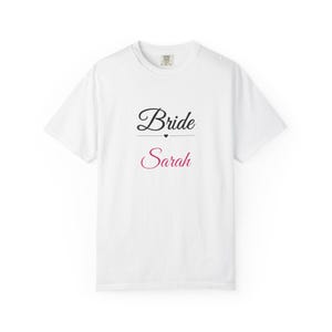 Gepersonaliseerd bruidsshirt, T-shirt met eigen naam voor de bruid, elegant T-shirt met opdruk 'Bride To Be', bruidstop voor vrijgezellenfeest, cadeau voor de toekomstige mevrouw afbeelding 1