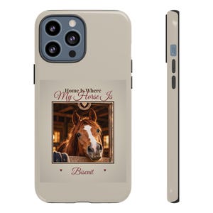 Custodia per telefono personalizzata con foto di cavallo, resistente per iPhone e Samsung, "Casa è dove c'è il mio cavallo", nome del cavallo personalizzato, regalo per appassionati di equitazione. immagine 13