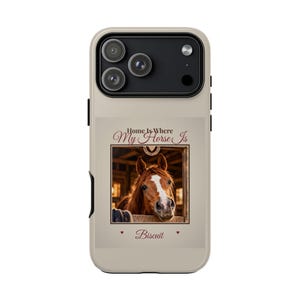 Custodia per telefono personalizzata con foto di cavallo, resistente per iPhone e Samsung, "Casa è dove c'è il mio cavallo", nome del cavallo personalizzato, regalo per appassionati di equitazione. immagine 3