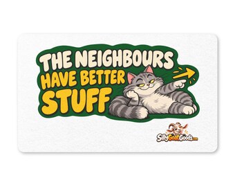 Könnte beinhalten: Eine rechteckige weiße Fußmatte mit einem grünen Hintergrundelement und dem Text THE NEIGHBOURS HAVE BETTER STUFF in Gelb und Weiß. Eine graue getigerte Katze liegt da und zeigt mit einer Pfote auf einen gelben Pfeil. SillyGoatGoods.com steht unten.