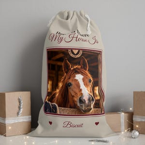 パーソナライズされた馬のサンタサック、カスタム馬の写真と名前入りクリスマスサック、「私の馬がいるところが家」、乗馬用クリスマスプレゼントバッグ 画像 3