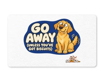 Könnte beinhalten: Eine rechteckige weiße Fußmatte mit einer blauen Grafik, die einen Golden Retriever zeigt, der einen Keks auf der Nase balanciert. Der Text lautet GO AWAY (UNLESS YOU'VE GOT BISCUITS) in cremefarbenen Buchstaben, mit dem Logo SillyGoatGoods.com.