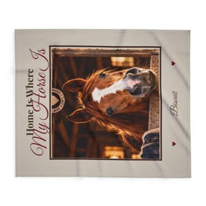 Manta personalizada con foto de caballo, manta polar "El hogar es donde está mi caballo", manta con nombre de caballo personalizado, regalo ecuestre, para dueños de caballos. imagen 2