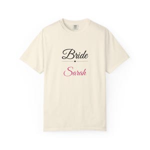 Gepersonaliseerd bruidsshirt, T-shirt met eigen naam voor de bruid, elegant T-shirt met opdruk 'Bride To Be', bruidstop voor vrijgezellenfeest, cadeau voor de toekomstige mevrouw afbeelding 5