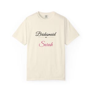 Gepersonaliseerd T-shirt voor bruidsmeisjes, T-shirt met eigen naam voor bruidsmeisjes, elegant T-shirt met sierlijke letters voor vrijgezellenfeest, cadeau voor de bruidsmeisjes afbeelding 5