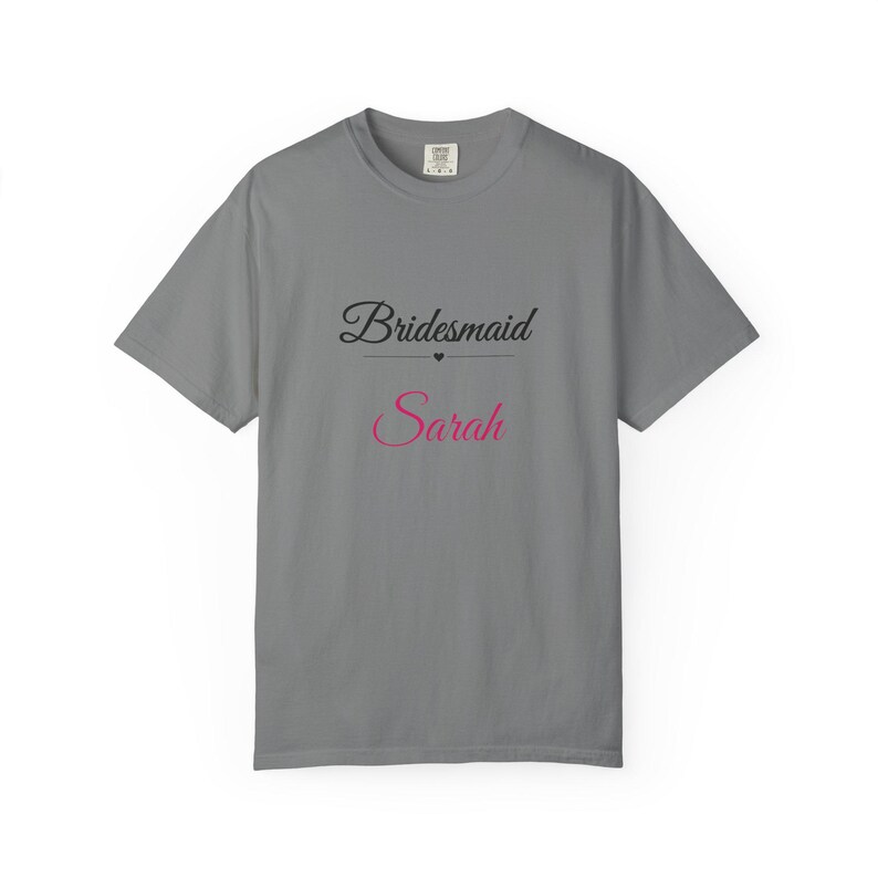 Gepersonaliseerd T-shirt voor bruidsmeisjes, T-shirt met eigen naam voor bruidsmeisjes, elegant T-shirt met sierlijke letters voor vrijgezellenfeest, cadeau voor de bruidsmeisjes afbeelding 6