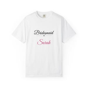Gepersonaliseerd T-shirt voor bruidsmeisjes, T-shirt met eigen naam voor bruidsmeisjes, elegant T-shirt met sierlijke letters voor vrijgezellenfeest, cadeau voor de bruidsmeisjes afbeelding 1