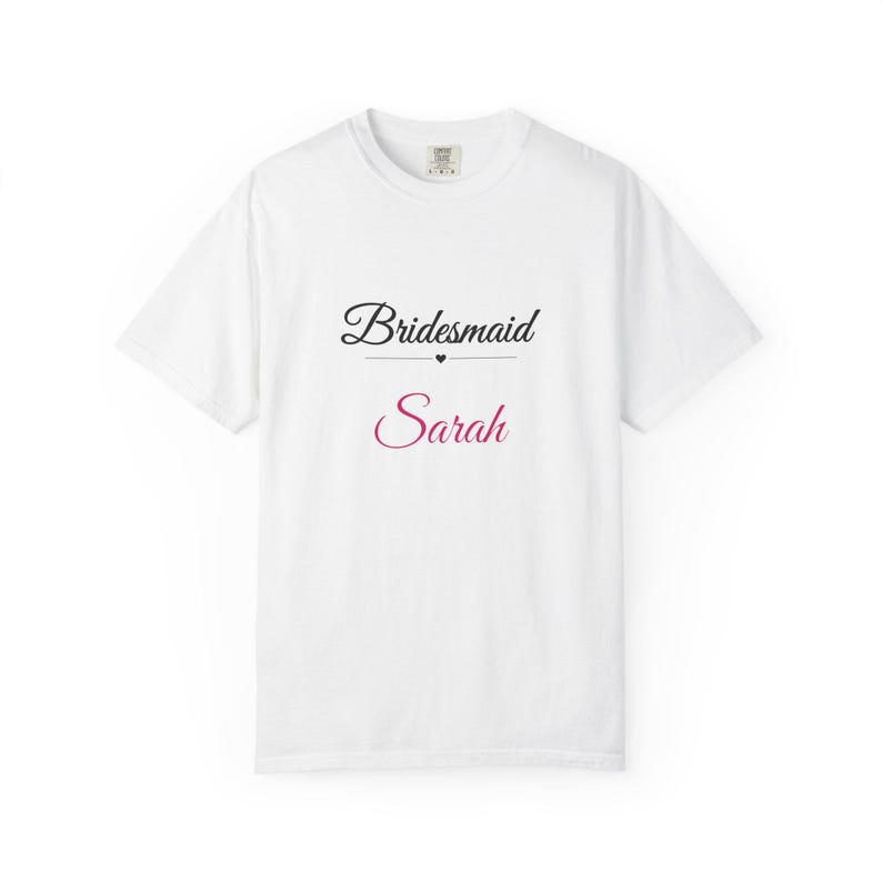 Gepersonaliseerd T-shirt voor bruidsmeisjes, T-shirt met eigen naam voor bruidsmeisjes, elegant T-shirt met sierlijke letters voor vrijgezellenfeest, cadeau voor de bruidsmeisjes afbeelding 1