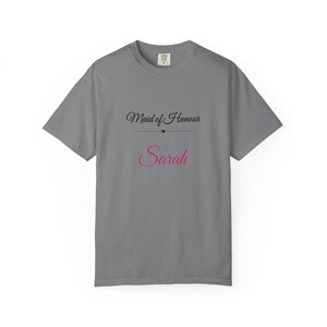 Gepersonaliseerd T-shirt voor de bruidsmeisje, T-shirt met eigen naam voor de bruidsmeisje, elegant T-shirt met sierlijke letters voor het vrijgezellenfeest, cadeau voor de bruidsmeisjes afbeelding 6