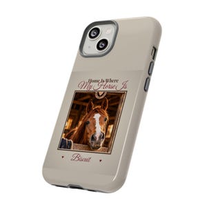 Custodia per telefono personalizzata con foto di cavallo, resistente per iPhone e Samsung, "Casa è dove c'è il mio cavallo", nome del cavallo personalizzato, regalo per appassionati di equitazione. immagine 18