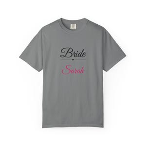 Gepersonaliseerd bruidsshirt, T-shirt met eigen naam voor de bruid, elegant T-shirt met opdruk 'Bride To Be', bruidstop voor vrijgezellenfeest, cadeau voor de toekomstige mevrouw afbeelding 6