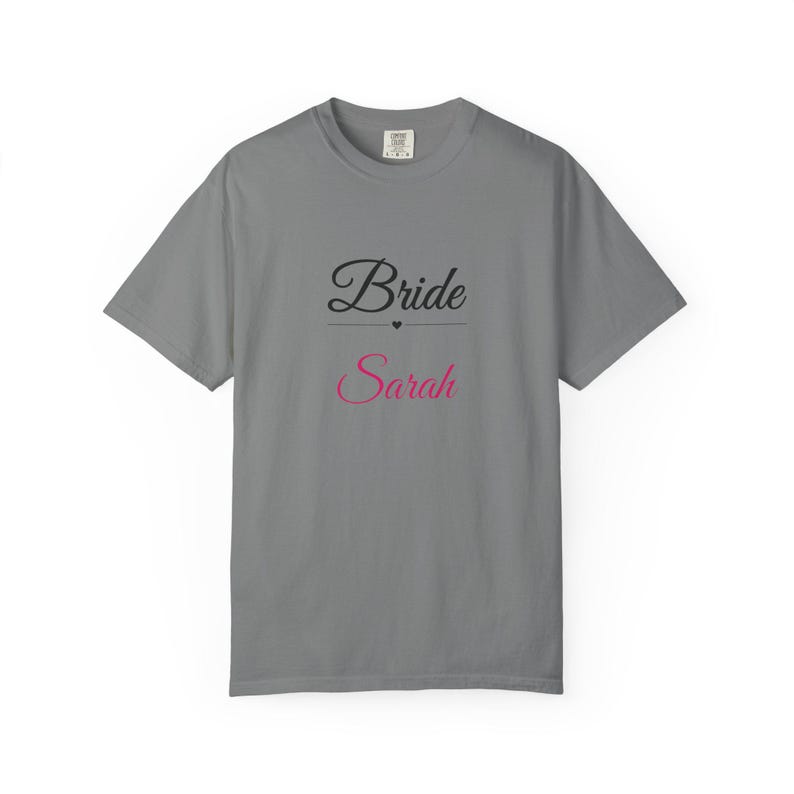Gepersonaliseerd bruidsshirt, T-shirt met eigen naam voor de bruid, elegant T-shirt met opdruk 'Bride To Be', bruidstop voor vrijgezellenfeest, cadeau voor de toekomstige mevrouw afbeelding 6