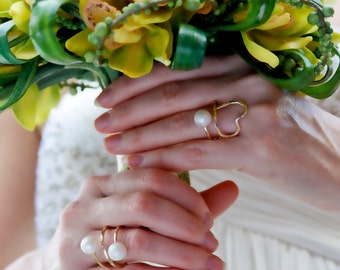 Two Pearl Ring, White Pearl Gold Ring, Double Pearl Ring, Hammered Gold Ring, Bridal Jewelry, Bridesmaid Gift, Bridesmaid Ring, Wedding Ring