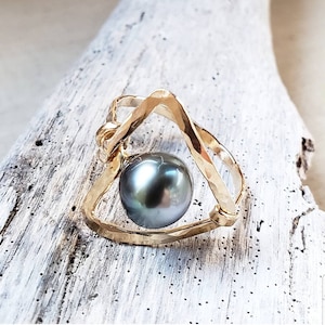 Arrow Ring, Tahitian Pearl Ring, Geometric Ring image 1