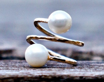 Double Pearl Ring, White Pearl Gold Ring, Two Pearl Ring, Hammered Gold Ring, Bridal Jewelry, Bridesmaid Gift, Bridesmaid Ring, Wedding Ring