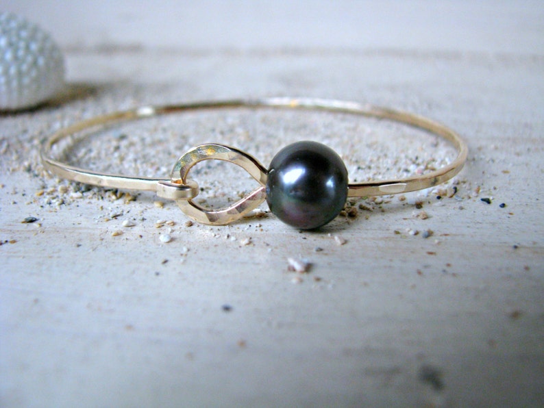 Black Pearl Bangle, Black Pearl Bracelet, Peacock Pearl Bangle, Hawaii Pearl Bangle, Hammered Gold Bangle, Large Black Pearls image 3