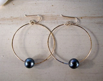 Aros de perla negra, pendientes de perla negra, aros redondos de oro, pendientes de playa, aros de perla hawaiana, aros de oro martillado, boda en la playa