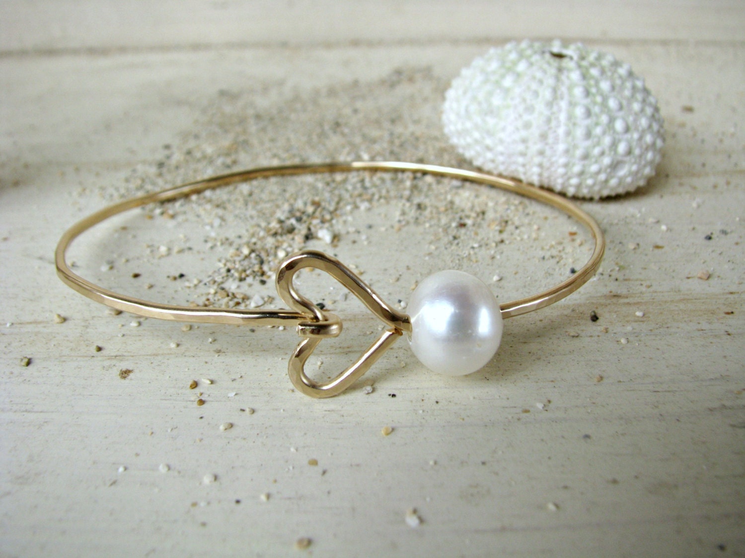 Pulsera Dio(r)evolution Metal Dorado Con Abalorios De Resina Blancos Y Cristales Plateados