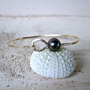 Black Pearl Bangle, Black Pearl Bracelet, Peacock Pearl Bangle, Hawaii Pearl Bangle, Hammered Gold Bangle, Large Black Pearls image 5