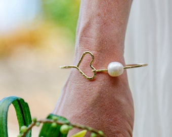 Mariage en or Bracelet, bracelet de mariée, demoiselle d’honneur cadeau, or coeur perle bracelet, bracelet perle blanche, martelé bracelet en or, blanc mariage