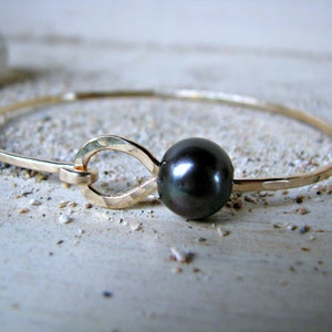 Black Pearl Bangle, Black Pearl Bracelet, Peacock Pearl Bangle, Hawaii Pearl Bangle, Hammered Gold Bangle, Large Black Pearls image 2