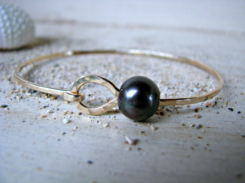 Black Pearl Bangle, Black Pearl Bracelet, Peacock Pearl Bangle, Hawaii Pearl Bangle, Hammered Gold Bangle, Large Black Pearls image 2