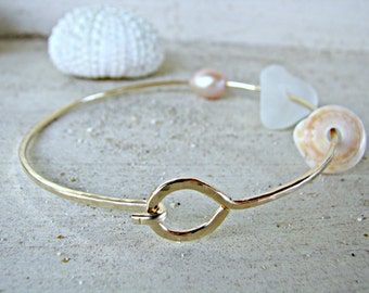 Pink Pearl Bangle, Puka Shell Bangle, Beach Glass Bangle, Sea Glass Bracelet, Hawaii Seashell Bangle, Hammered Gold Bangle, Beach Wedding