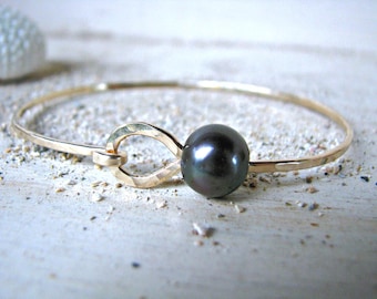 Black Pearl Bangle, Black Pearl Bracelet, Peacock Pearl Bangle, Hawaii Pearl Bangle, Stackable Gold Bangle, Large Black Pearls