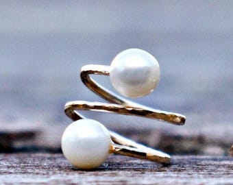 Double Pearl Ring, White Pearl Gold Ring, Two Pearl Ring, Hammered Gold Ring, Bridal Jewelry, Bridesmaid Gift, Bridesmaid Ring, Wedding Ring
