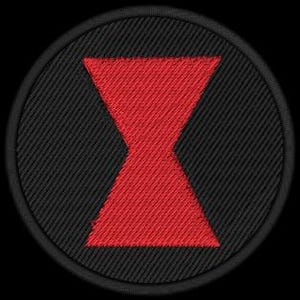 Op de afbeelding: Een ronde geborduurde patch met een zwarte achtergrond en een felrood zandlopersymbool in het midden. De patch heeft een dikke, zwart gestikte rand rondom de gehele omtrek, wat zorgt voor een strakke en duidelijk gedefinieerde rand.