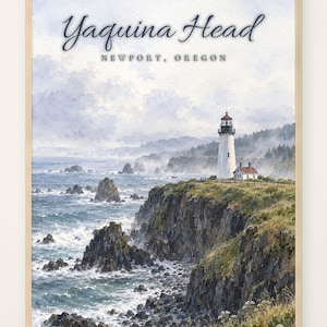 Puede incluir: Una impresión en acuarela enmarcada que representa el faro de Yaquina Head en Newport, Oregón. La escena muestra un faro blanco sobre un acantilado cubierto de hierba que domina una costa rocosa con olas azules rompiendo bajo un cielo nublado.
