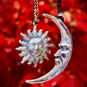 4 pièces lune et soleil en argent sterling sur ornement/breloque en étain - première impression d'antiquités françaises !