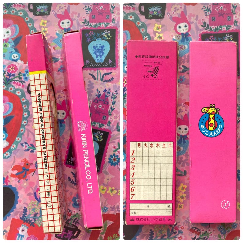 Puede incluir: Una colecci&oacute;n de cajas de l&aacute;pices rosas vintage. Una caja est&aacute; etiquetada como "TOMBOW PENCIL COMPANY LIMITED" con un patr&oacute;n de cuadr&iacute;cula. Otra caja est&aacute; etiquetada como "KIRIN PENCIL CO. LTD." Las otras cajas tienen texto e ilustraciones japonesas.