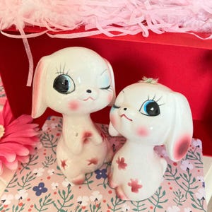 Niedliche vintage 1960er Jahre Wink Love Hündchen Keramik Figur Paar kitsch kitschy Big Eyed aus Japan Showa retro