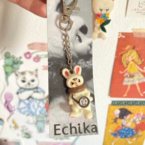 Süßer Toysfield Echika weißer Hasen Schlüsselanhänger entworfen vom japanischen Designer Spielzeug Künstler Katsutoshi Otsuka seltenes Fundstück aus Japan