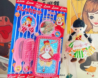 Bonita muñeca retro Licca-chan vintage de 1996, con juego de maquillaje, peine, cepillo, espejo y neceser de Japón.