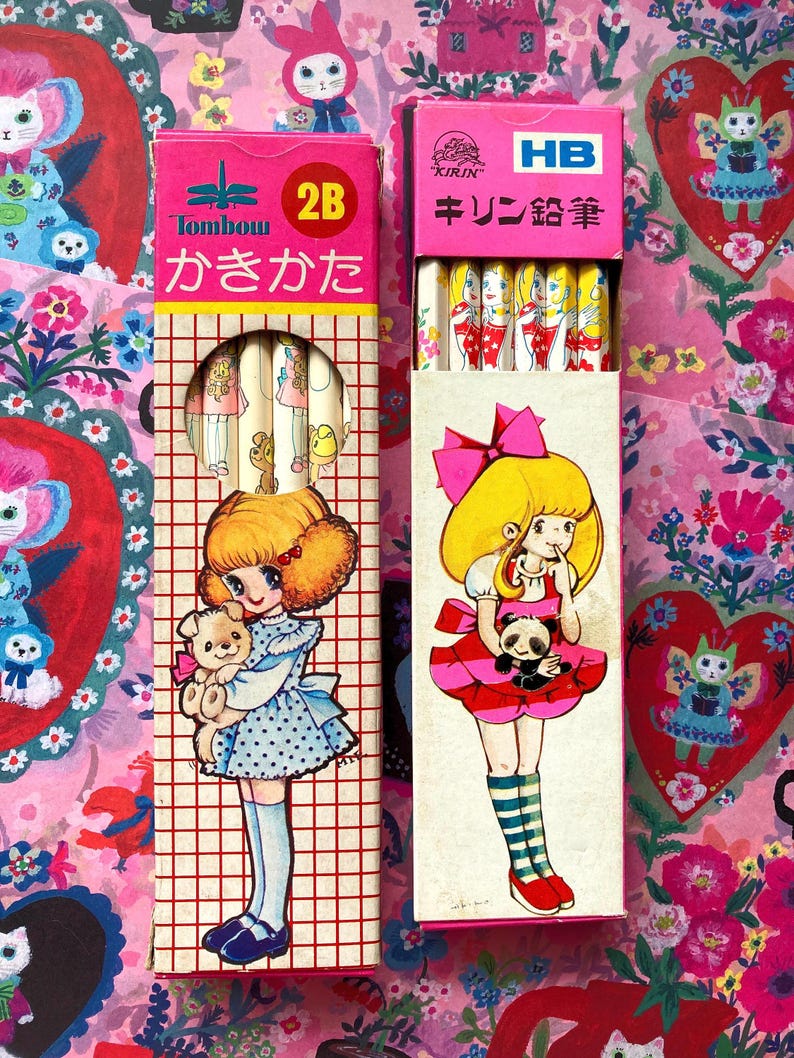 Puede incluir: Un juego de tres tazas de cer&aacute;mica con un acabado moteado y mate. Las tazas son en tonos crema, gris claro y gris oscuro. Cada taza tiene un dise&ntilde;o simple y minimalista.