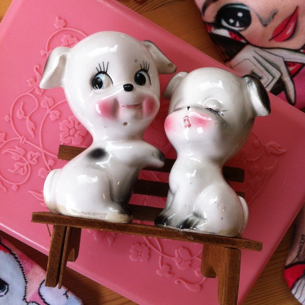 Cute vintage 60s-70s Wink Eye Puppy In Love Couples ceramic figurine / posedoll from Japan