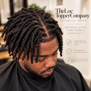 Può includere: Un topper per locs marrone scuro con ciocche intrecciate per un aspetto naturale. Il testo sull'immagine recita: TheLoc TopperCompany, CUSTOM LOC TOPPERS, NATURAL LOOK, CONFIDENCE, VERSATILITY, HANDCRAFTED, LIGHTWEIGHT & COMFORTABLE, GLUE ON DESIGN SEAMLESS BLEND.