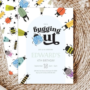 Könnte beinhalten: Eine blaue und weiße Einladung mit einem Insekten-Motiv. Der Text lautet "We're bugging out, join us to celebrate Edward's 4th Birthday, September 18, 2pm-5pm".