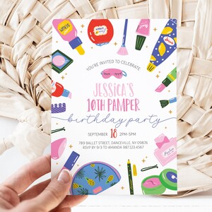Puede incluir: Una invitación blanca con ilustraciones coloridas de maquillaje y productos de belleza. El texto dice "Estás invitado a celebrar la fiesta de cumpleaños de Jessica's 10th Pamper. 18 de septiembre, 2PM-5PM, 789 Ballet Street, Danceville, NY 09876, RSVP antes del 3 de septiembre a Amanda 987123.4567"