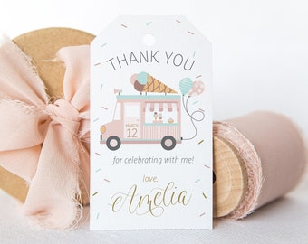 Pode incluir: Uma etiqueta de agradecimento rosa e branca com uma ilustração de um camião de gelados com balões. O texto na etiqueta diz "Obrigado por celebrar comigo! Com amor, Amelia".