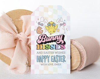 Könnte beinhalten: Ein Oster-Geschenkanhänger mit pastellfarbenem Karohintergrund zeigt Cartoon-Hasen und ein Küken mit Sonnenbrille. Auf dem Anhänger steht "Bunny Kisses and Easter Wishes Happy Easter with Love, Emily."