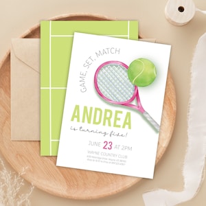 Könnte beinhalten: Eine weiße Einladung mit einem rosa und grünen Tennisschläger und Ball. Der Text lautet "Game, Set, Match Andrea wird fünf! 23. Juni um 14:00 Uhr Wayne Country Club"