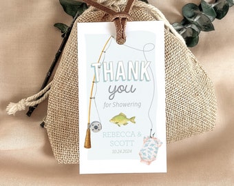 Può includere: Un'etichetta di ringraziamento bianca con un'illustrazione di una canna da pesca e un pesce. Il testo recita "Grazie per la festa di addio al nubilato Rebecca & Scott 10.24.2024".