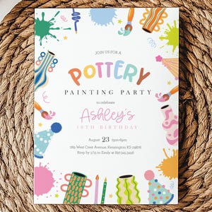 Könnte beinhalten: Eine weiße Einladung zu einer Töpferei-Malparty mit bunten Farbspritzern, Pinseln und Keramikdesigns. Der Text lautet "Pottery Painting Party" und enthält Details für Ashleys 10. Geburtstag.