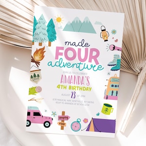 Puede incluir: Una invitación blanca con un diseño rosa y verde para una fiesta de cumpleaños de 4 años. La invitación dice "Made Four Adventure" e incluye una fogata, montañas, una tienda de campaña y una brújula. El texto de la invitación dice "Únete a nosotros para celebrar el 4º cumpleaños de Amanda, el 23 de agosto a las 2:00 p. m., 678 Magical Way, Kentville, NY 98766, RSVP a Amanda al 87.456.1234."